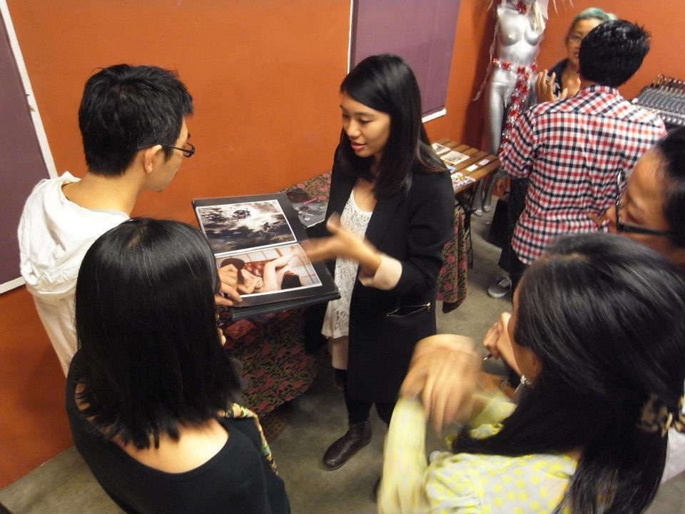 Curator Yi-Pei LEE introduced works to audience